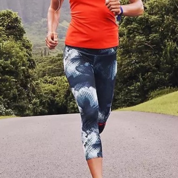 Athleta Pants - Athleta Electro Sonar Capri Leggings Size Medium